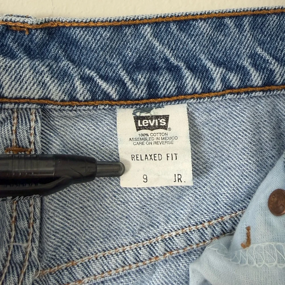 VTG Levi's 647 Denim Shorts Jr Womens 9 Light Wash 90s HighRise Mom 6.5” Shorts - Picture 4 of 14